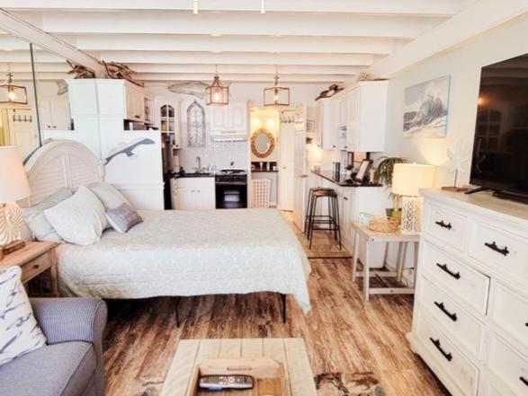 Couples Getaway, Honeymoon Sweet, Perfectly Cozy Beach Front Condo With Kitchen, Pool, Free Parking,Check-In At Door Panama City Beach Exterior photo