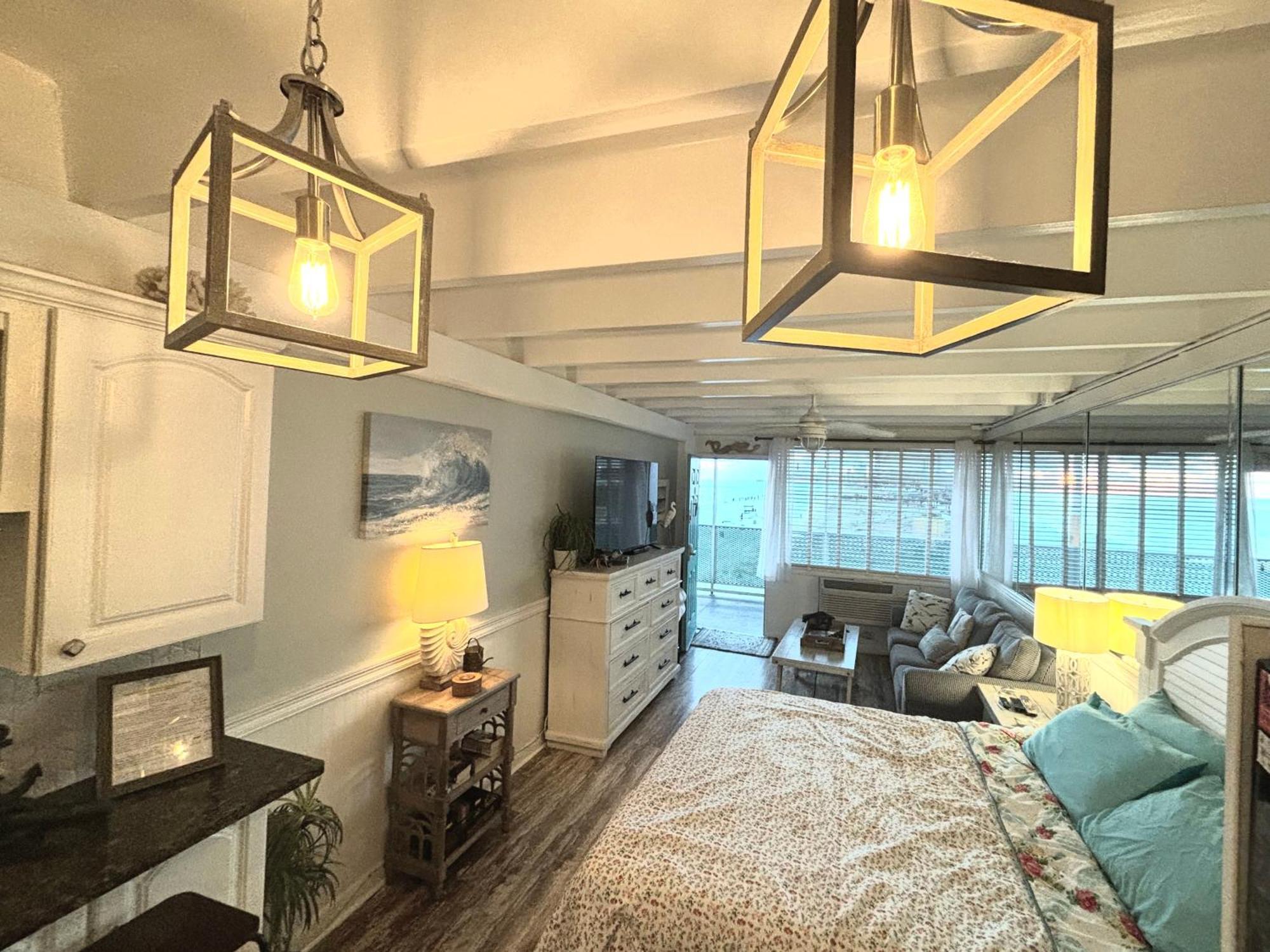 Couples Getaway, Honeymoon Sweet, Perfectly Cozy Beach Front Condo With Kitchen, Pool, Free Parking,Check-In At Door Panama City Beach Exterior photo