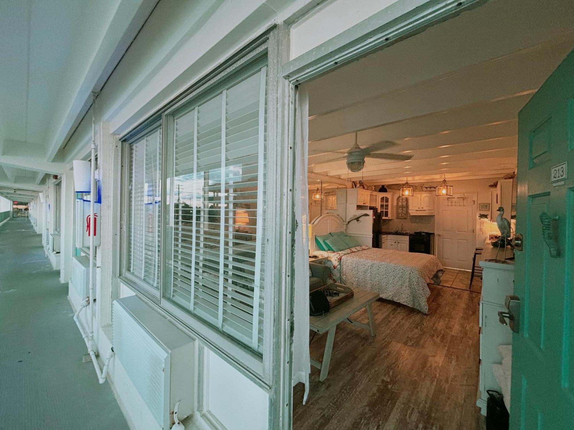 Couples Getaway, Honeymoon Sweet, Perfectly Cozy Beach Front Condo With Kitchen, Pool, Free Parking,Check-In At Door Panama City Beach Exterior photo